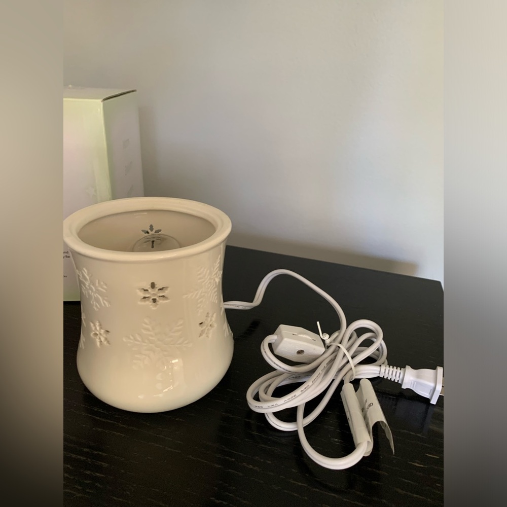 Scentsy Full Size Christmas Warmer Blizzard - Picture 6 of 10